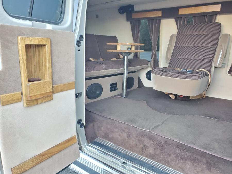Интерьер Chevrolet G20 Conversion Van  (CG21305) 1988 года  (фото 211 из 257)